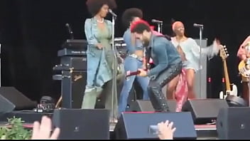Lenny Kravitz Torn His Pants on Stage
